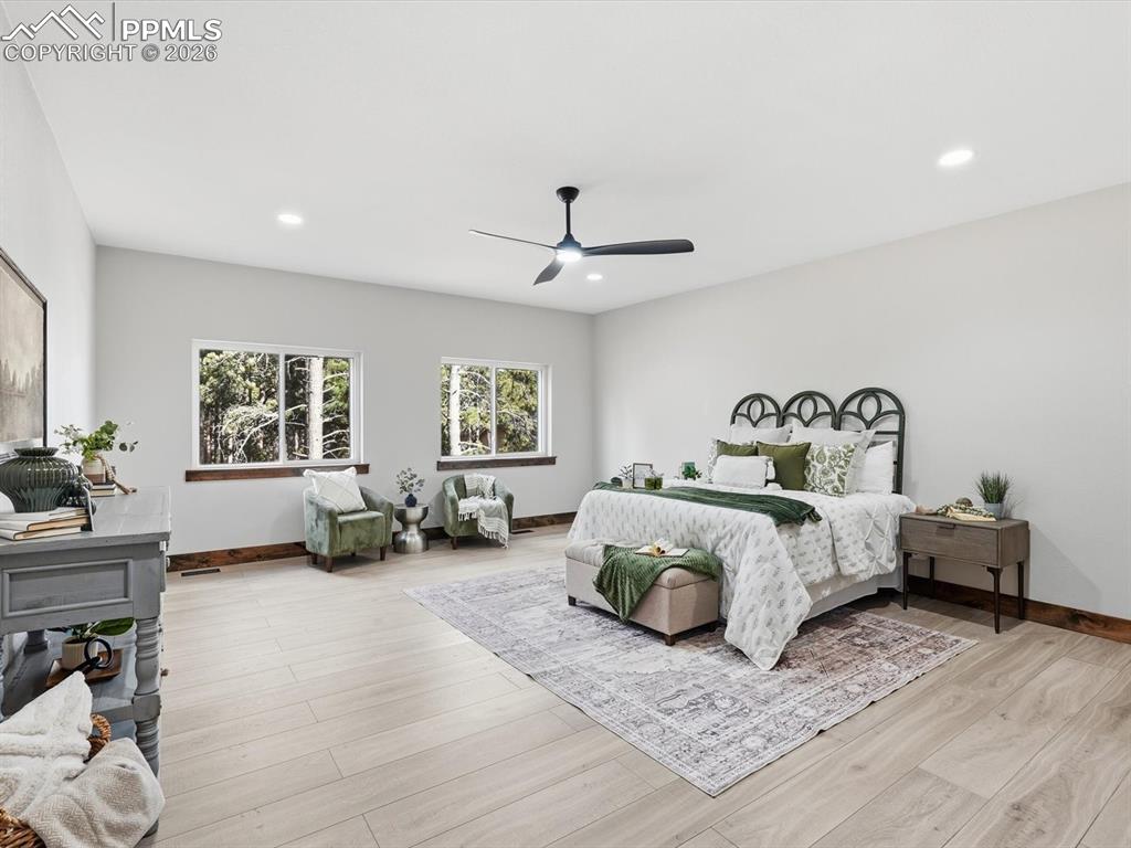 Image 15 of 50: Bedroom