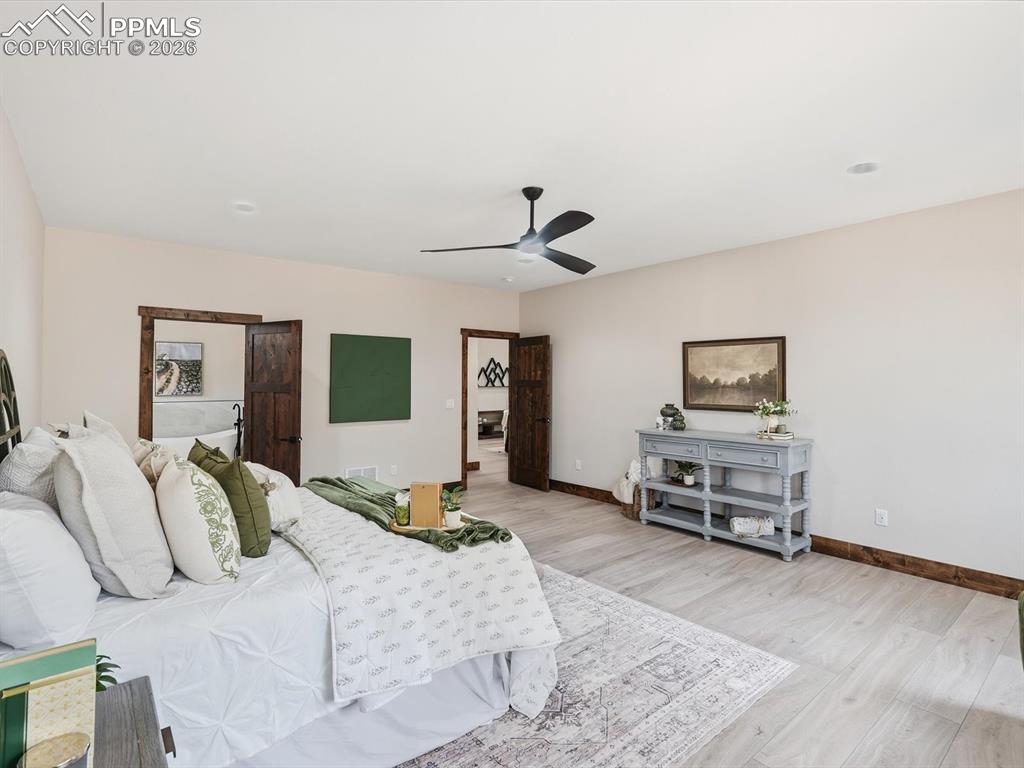 Image 16 of 50: Bedroom