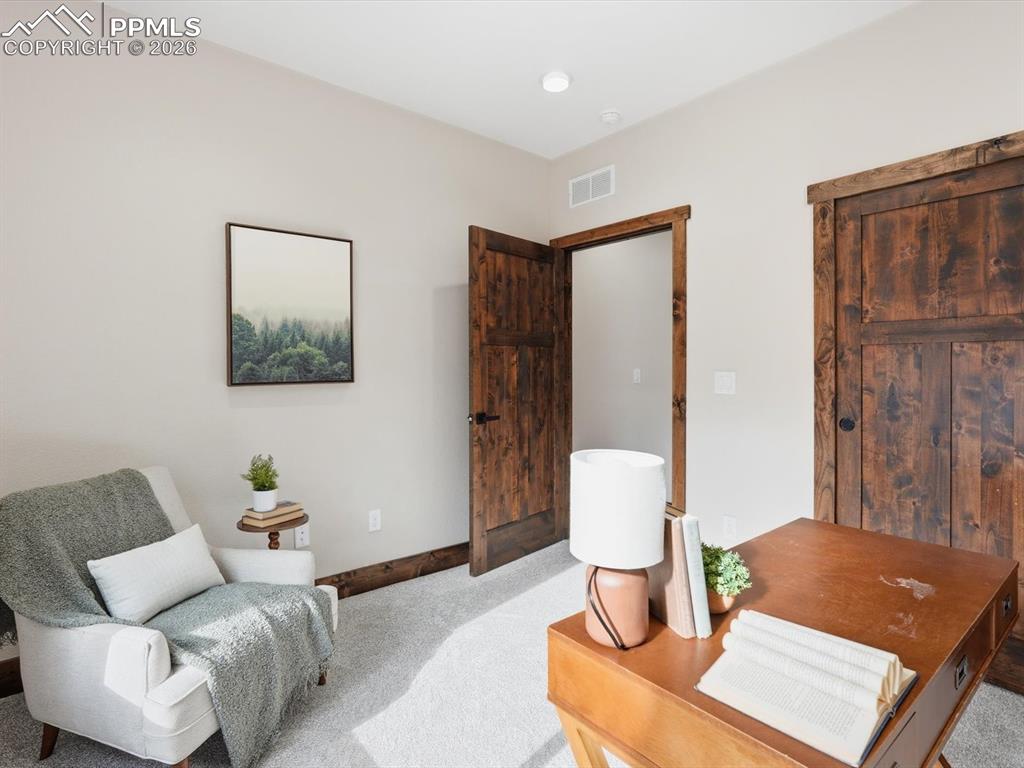 Image 23 of 50: Office