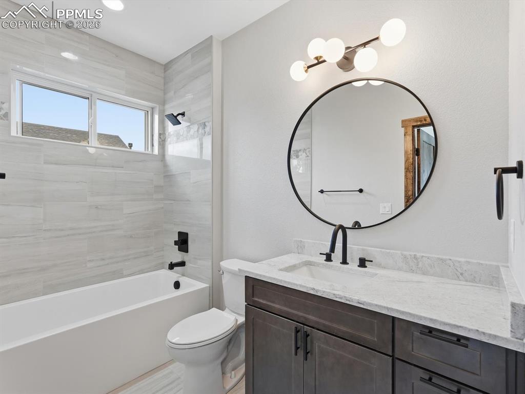 Image 26 of 50: Bathroom