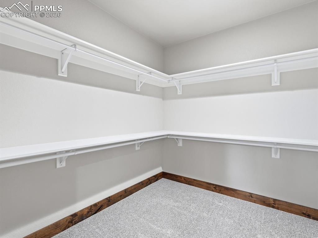 Image 27 of 50: Closet