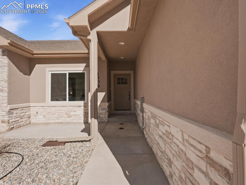 Image 3 of 50: Entry