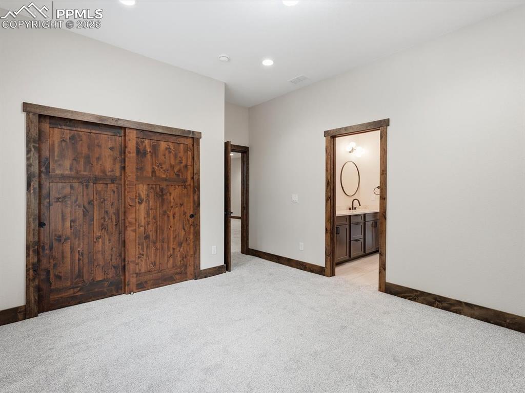 Image 33 of 50: Bedroom