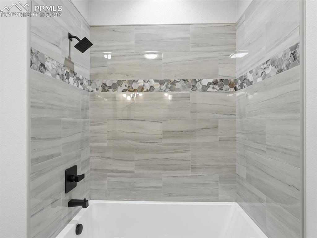 Image 35 of 50: Bathroom