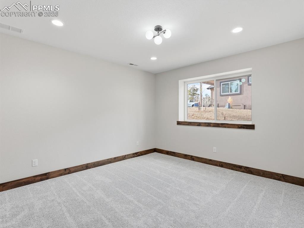 Image 36 of 50: Bedroom