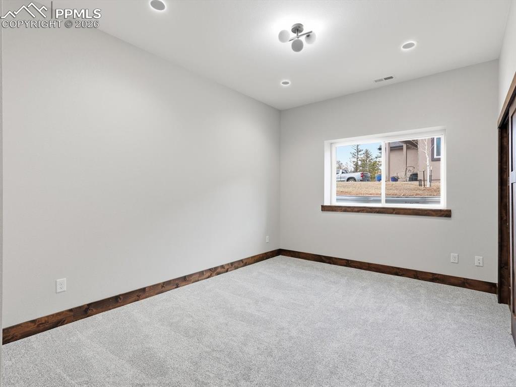 Image 38 of 50: Bedroom