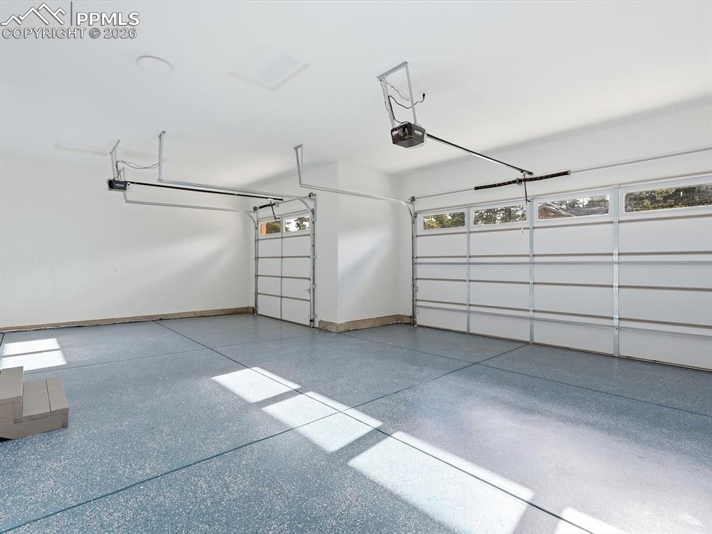 Image 42 of 50: Garage