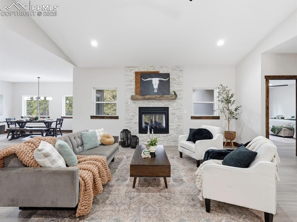 Image 5 of 50: Living Room