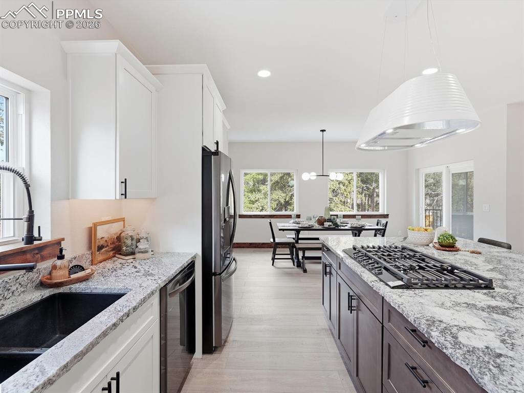 Image 9 of 50: Kitchen