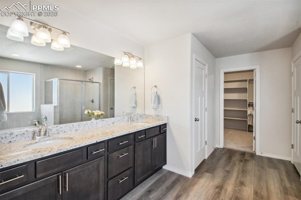 Image 32 of 50: Bathroom