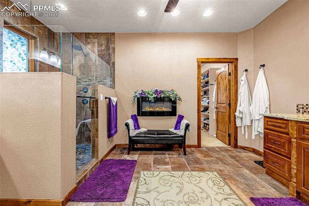 Image 17 of 45: Bathroom