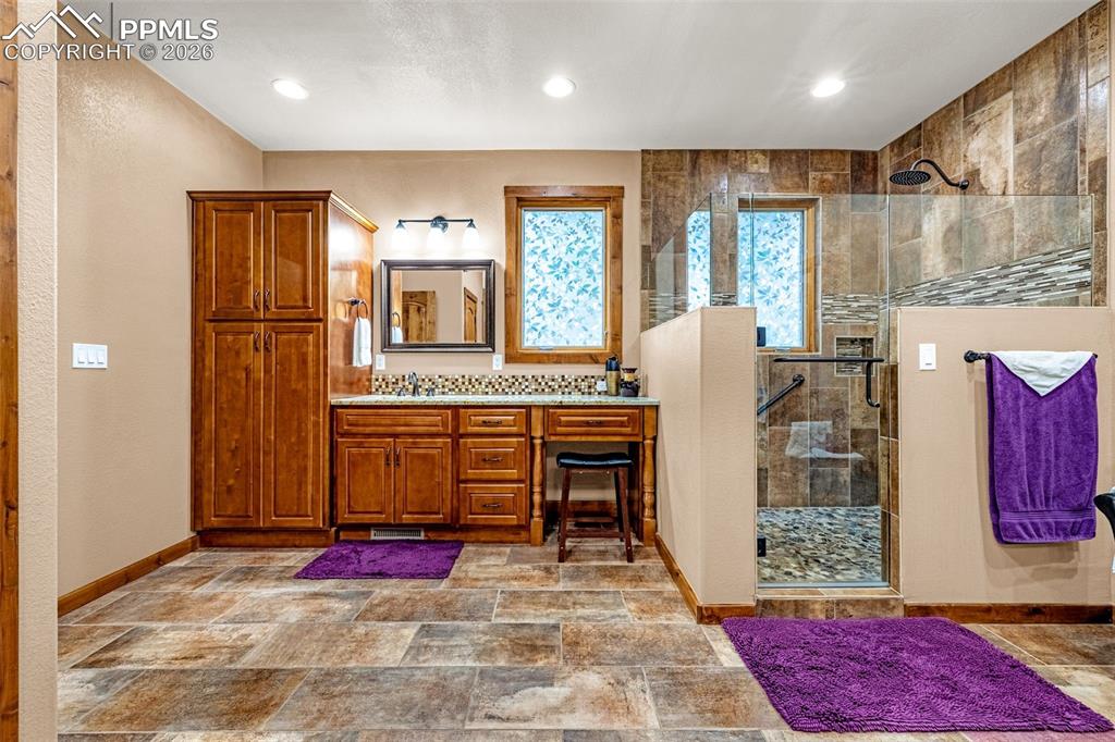 Image 18 of 45: Bathroom