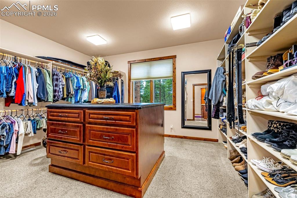 Image 19 of 45: Closet