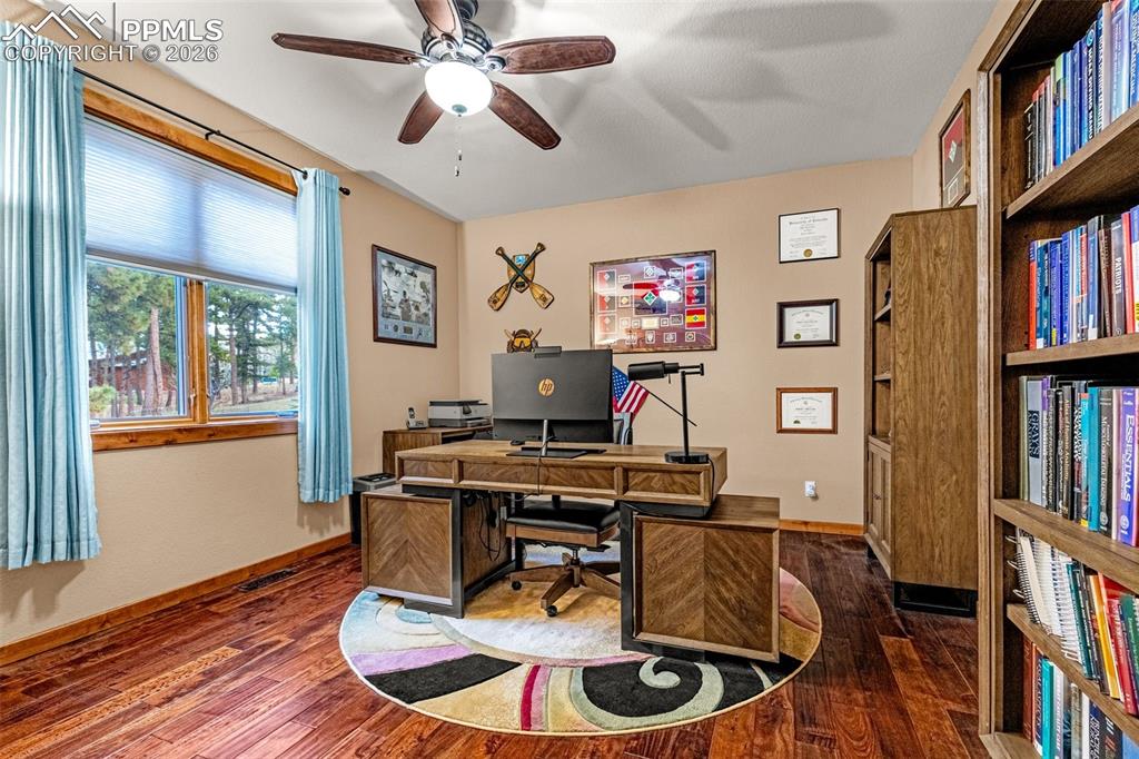 Image 22 of 45: Office