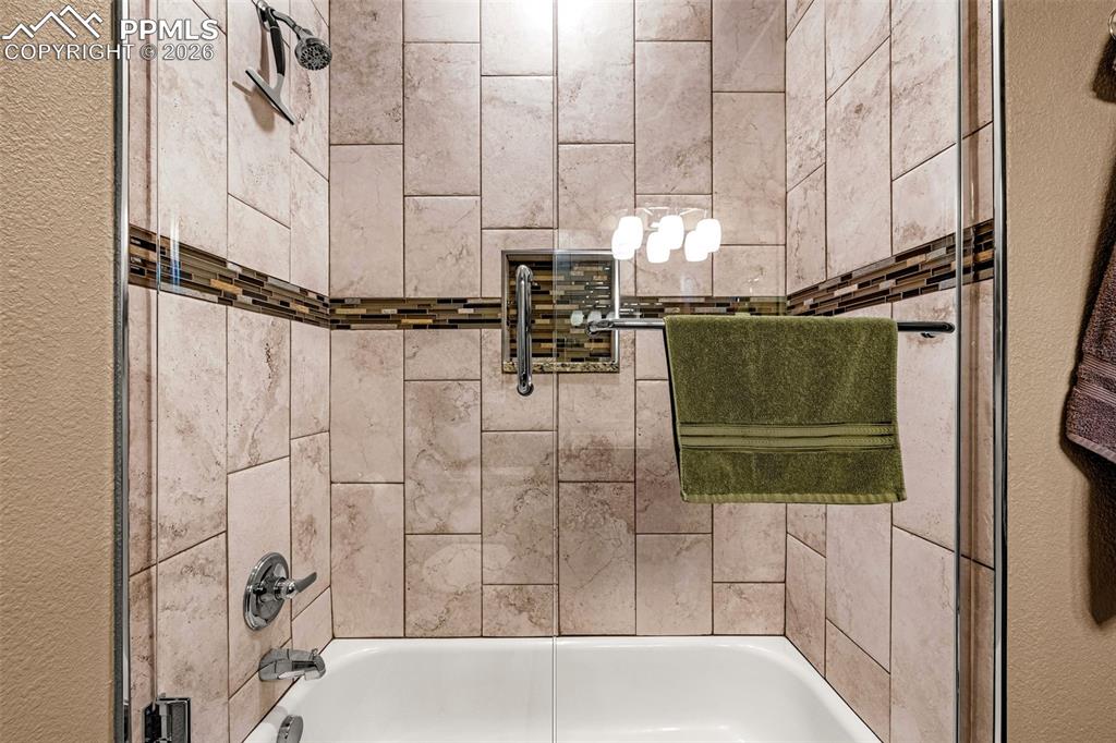 Image 32 of 45: Bathroom