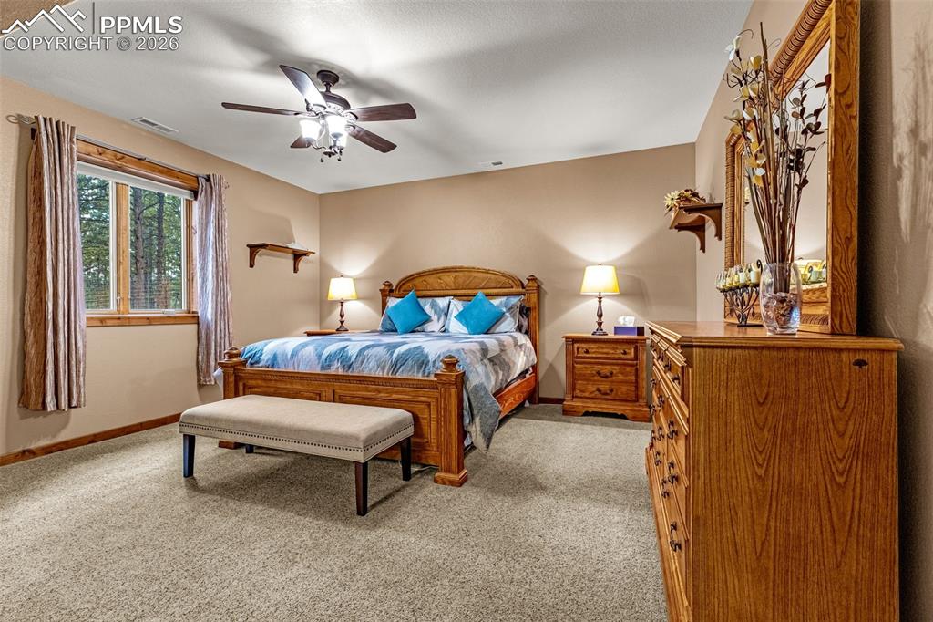 Image 33 of 45: Bedroom