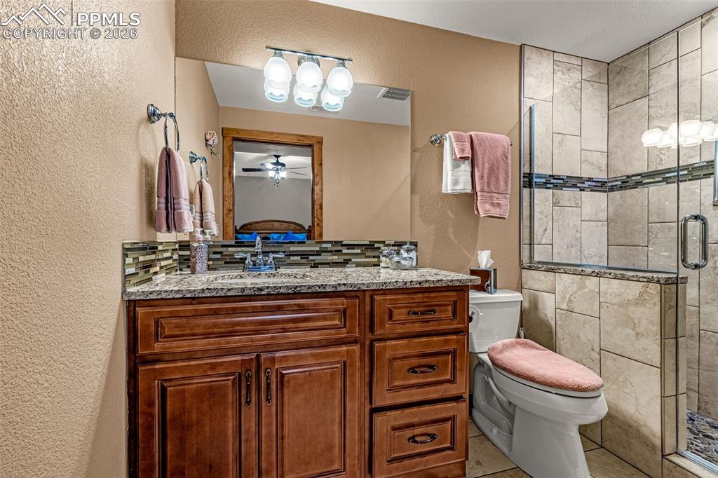 Image 35 of 45: Bathroom