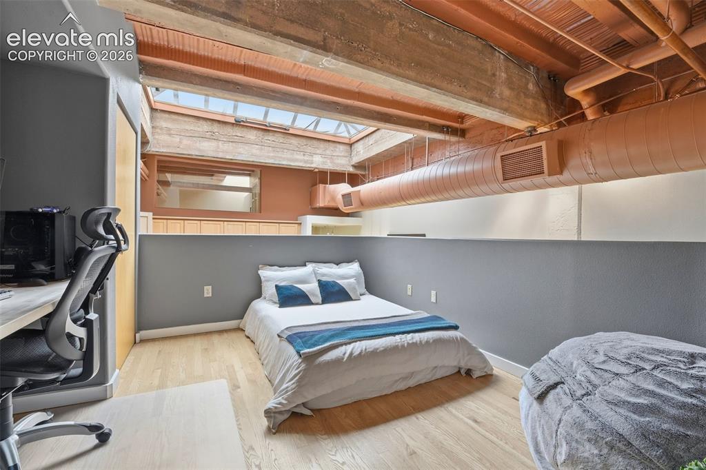 Image 16 of 27: Bedroom