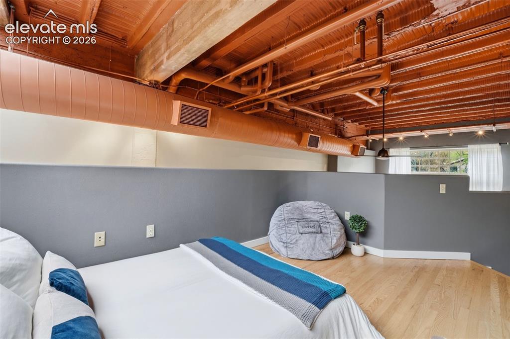 Image 18 of 27: Bedroom