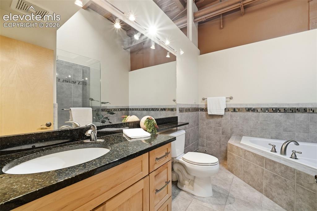 Image 19 of 27: Bathroom