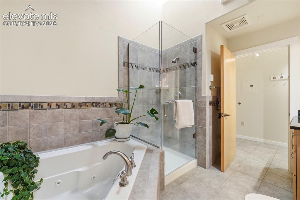 Image 20 of 27: Bathroom