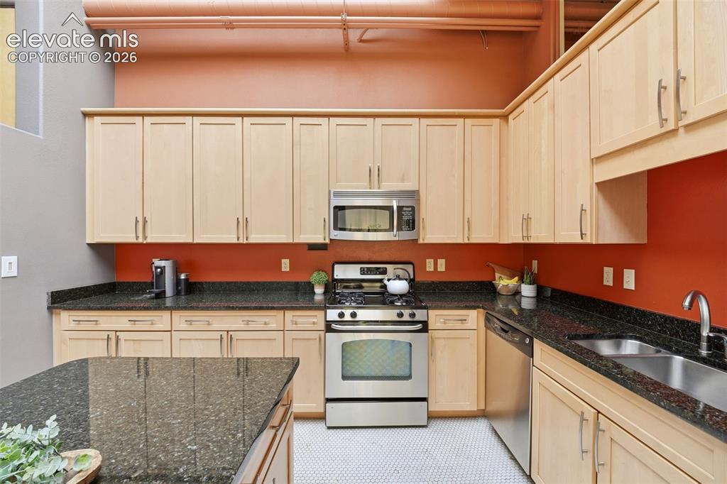 Image 3 of 27: Kitchen