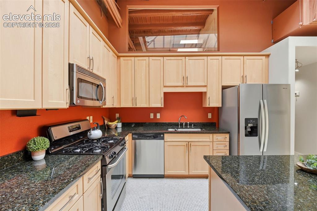 Image 5 of 27: Kitchen