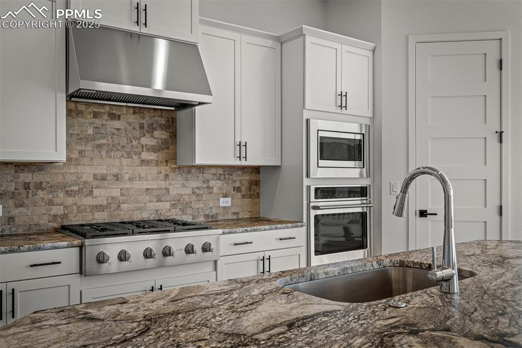 Image 14 of 38: Kitchen