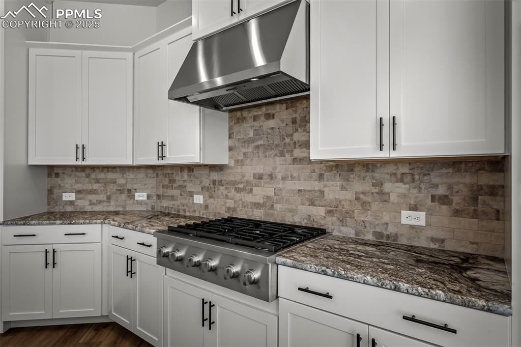 Image 15 of 38: Kitchen