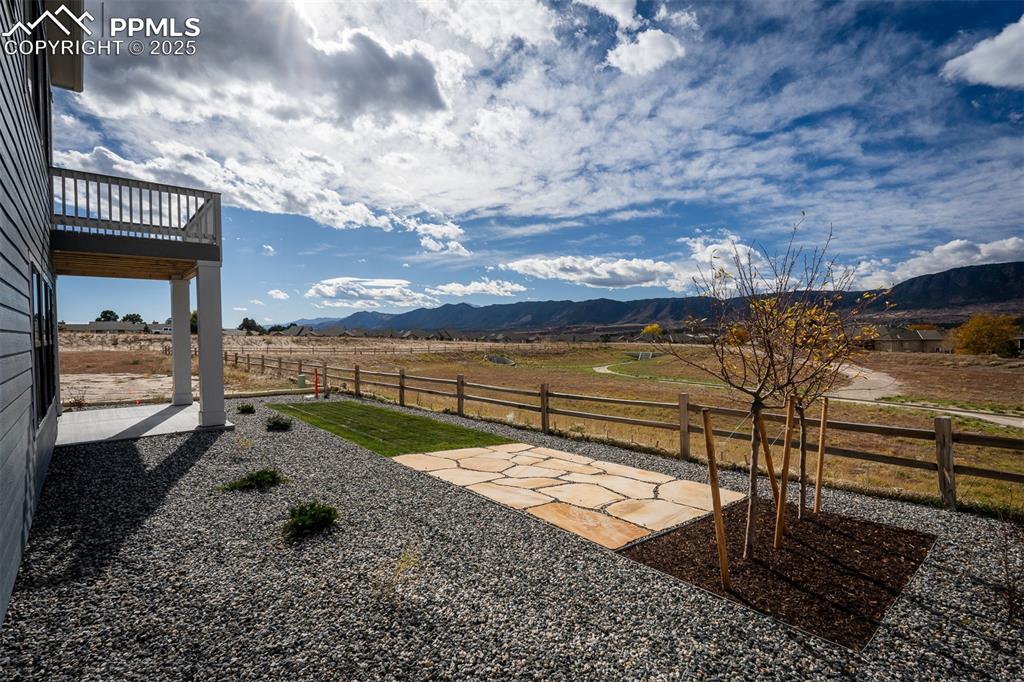 Image 37 of 38: Yard