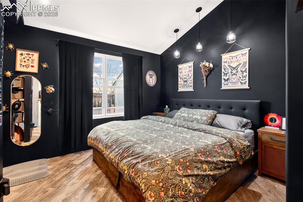Image 10 of 17: Spacious primary bedroom featuring vaulted ceilings. 