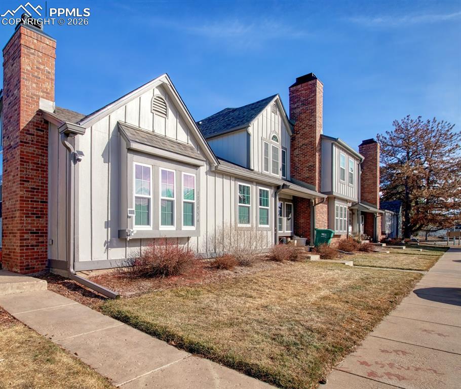 Image 2 of 17: Low maintenance main level living. 