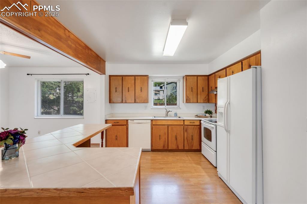 Image 11 of 35: Kitchen