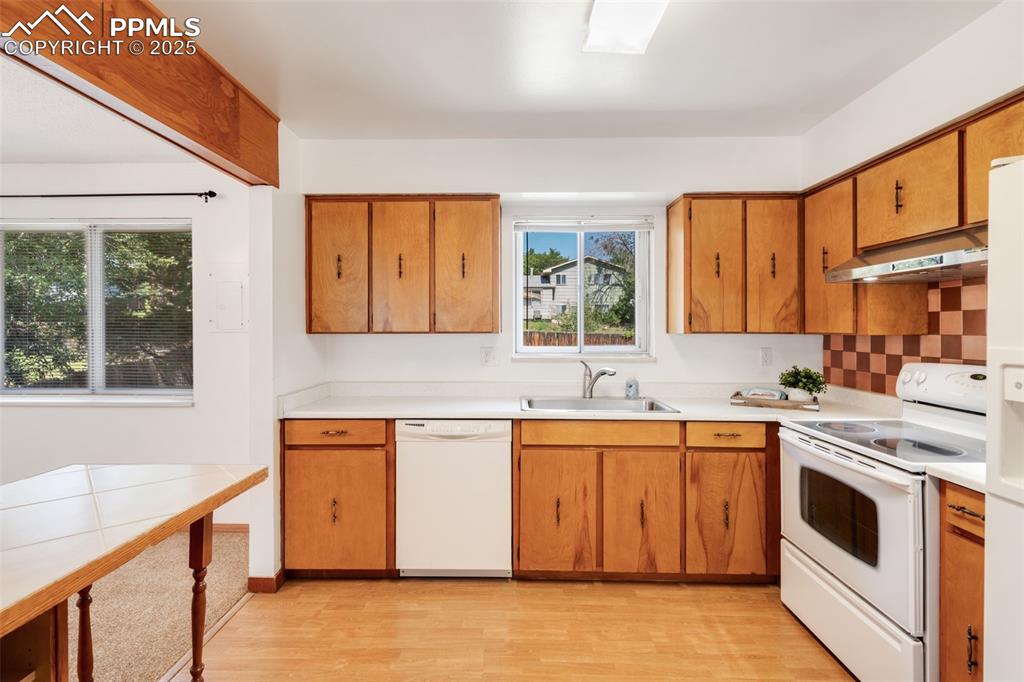 Image 14 of 35: Kitchen