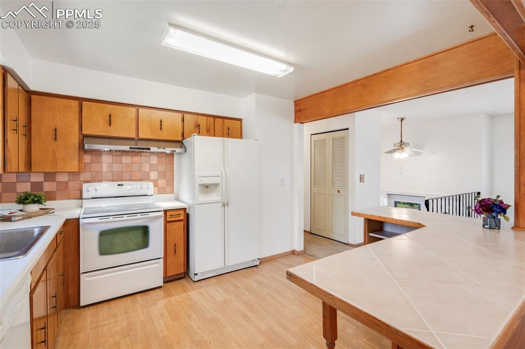 Image 15 of 35: Kitchen