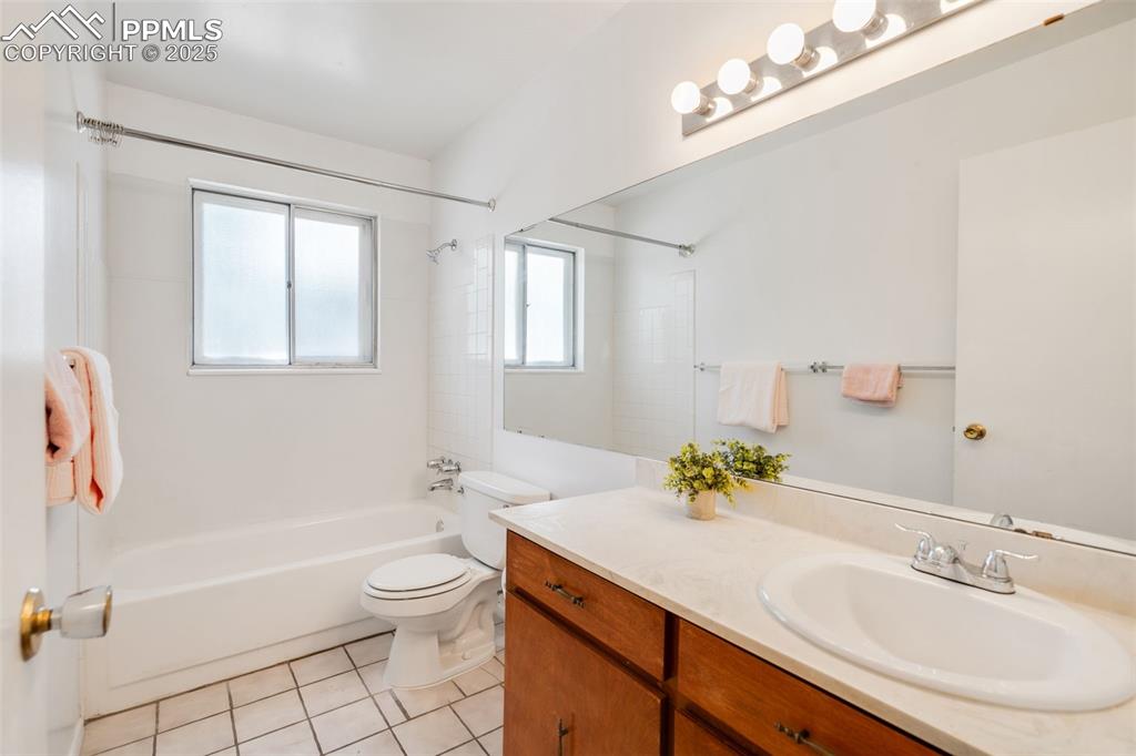 Image 16 of 35: Kitchen