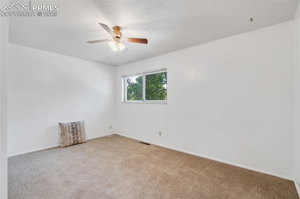 Image 17 of 35: Kitchen