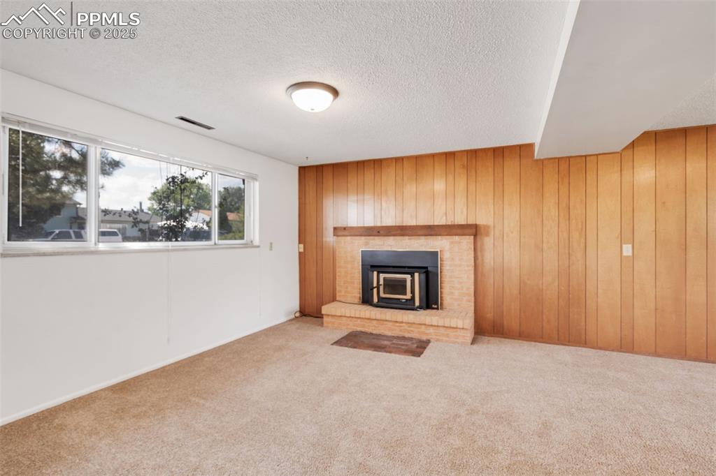 Image 22 of 35: Living Room