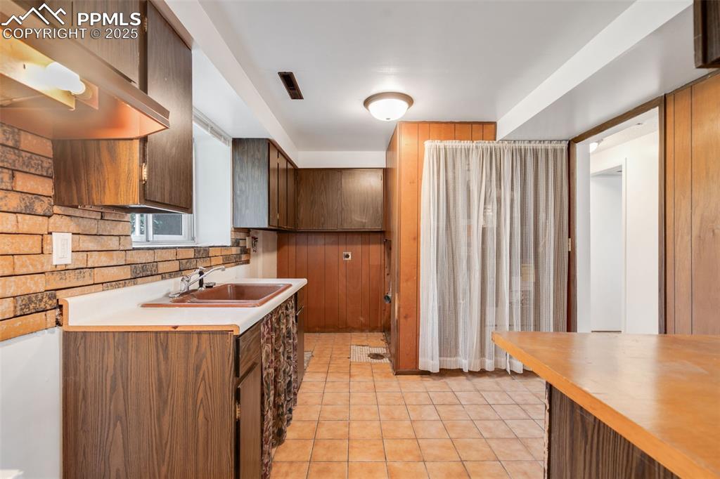 Image 29 of 35: Living Room