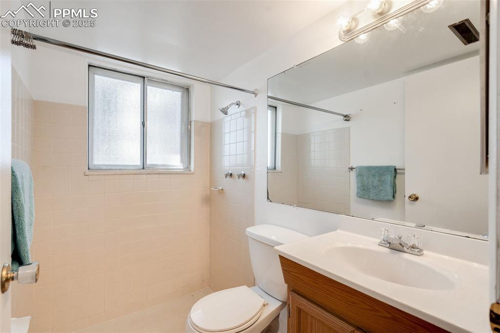 Image 30 of 35: Kitchen