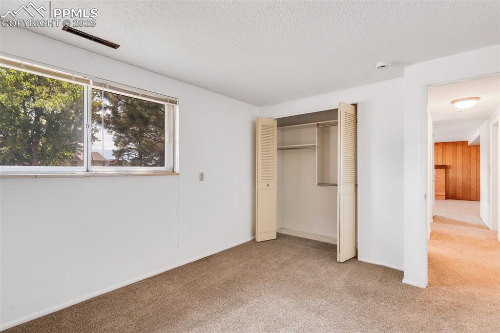 Image 31 of 35: Kitchen