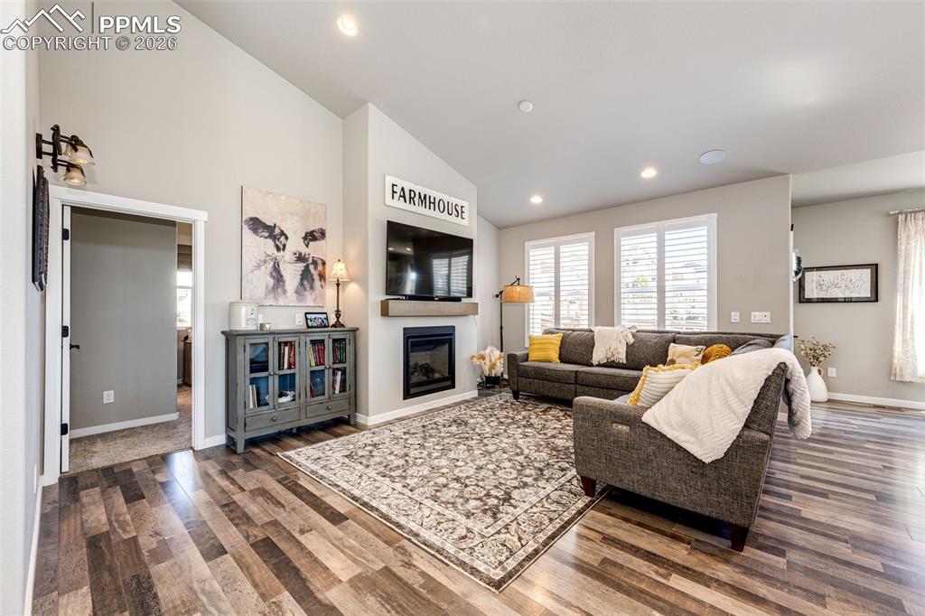 Image 11 of 47: Dining Area