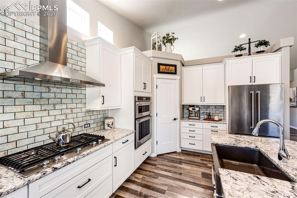 Image 16 of 47: Kitchen