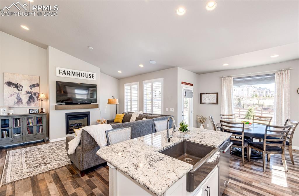 Image 17 of 47: Dining Area