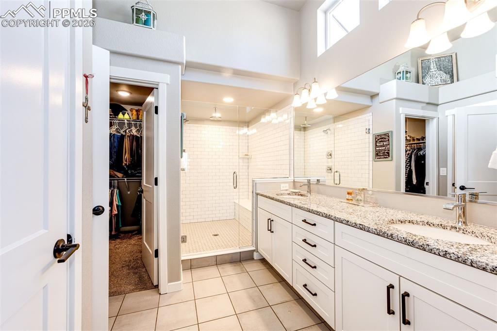 Image 21 of 47: Bedroom