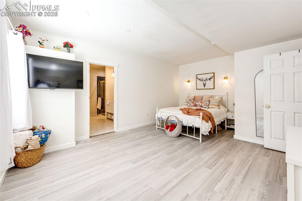 Image 32 of 47: Bathroom