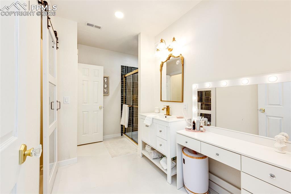 Image 35 of 47: Bedroom