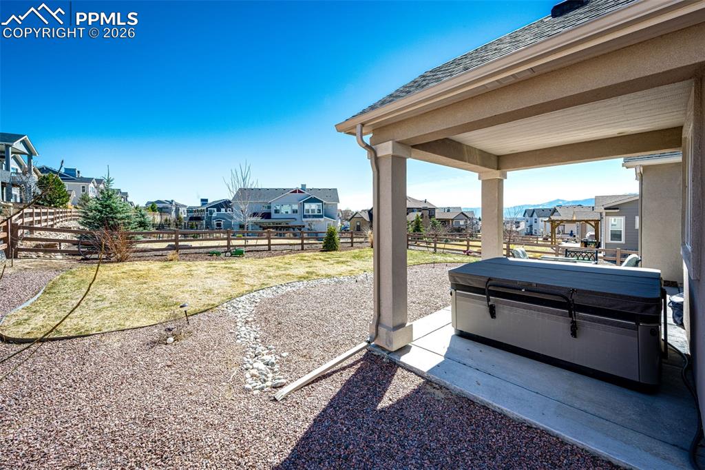 Image 38 of 47: Closet