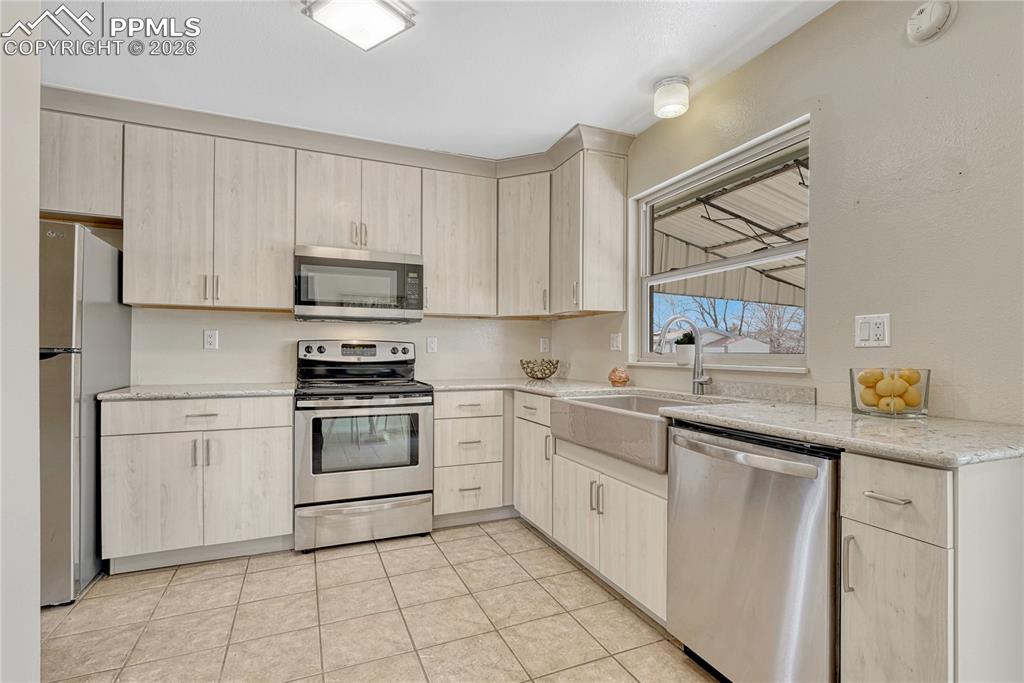 Image 10 of 49: Stainless steel appliances