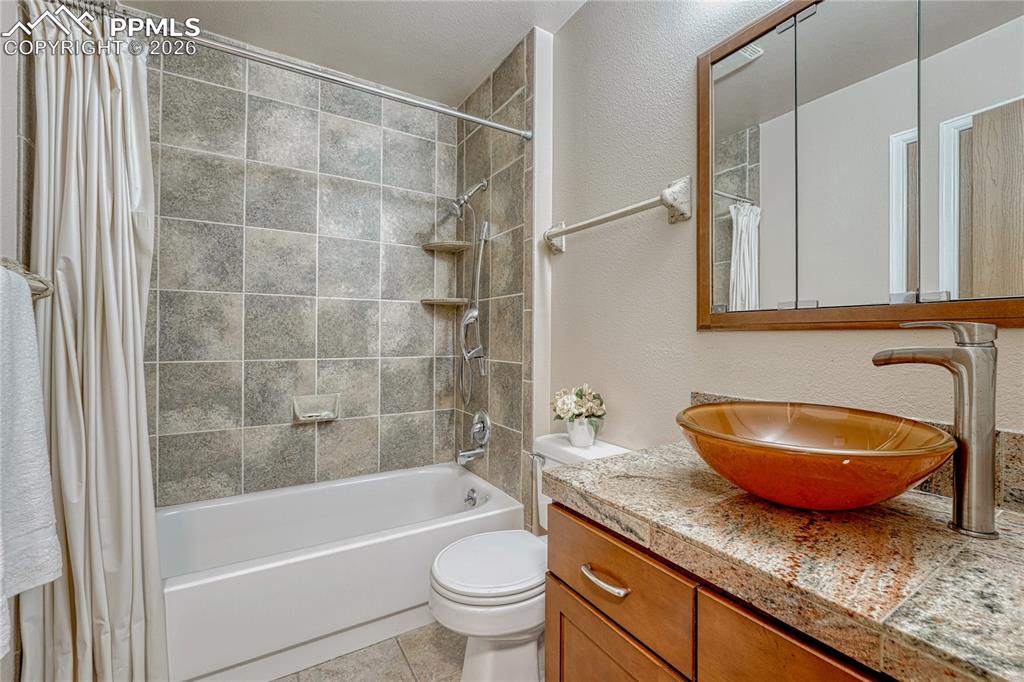 Image 21 of 49: Full bath with access from hallway and primary bedroom